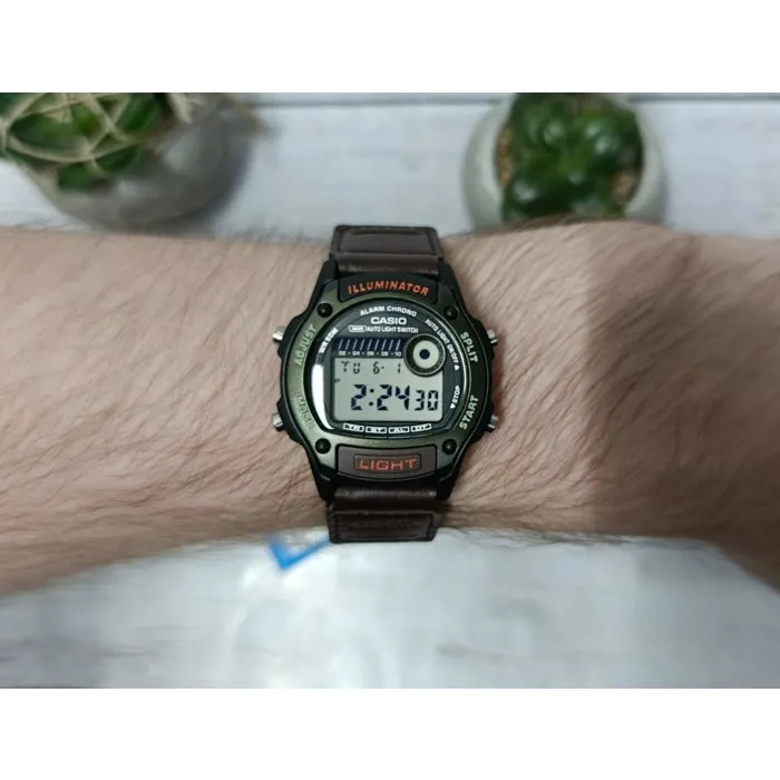 Casio W-220HF Montre Mixte Digitale Quartz avec Affichage LED, Vert, Chronomètre, Double Fuseau, Alarme et Étanchéité 5 Bars