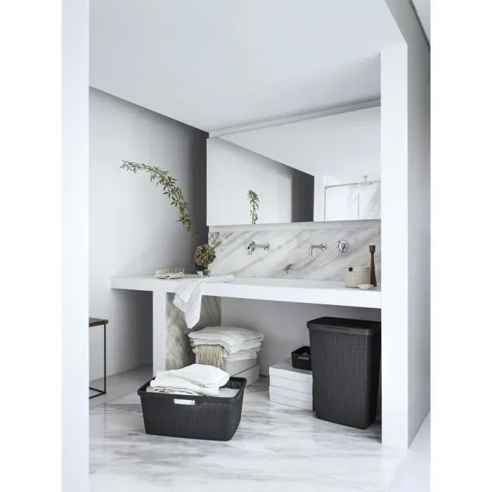 Curver Coffre à linge 58 litres en plastique recyclé, couvercle ventilé, 34x43x60 cm, style contemporain