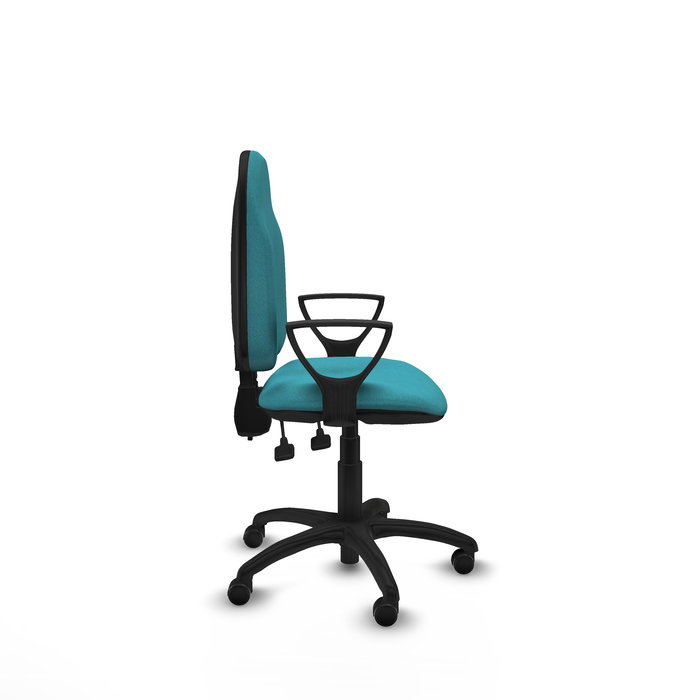 Chaise de bureau Algarra avec mécanisme de contact permanent à double poignée, recouverte de tissu turquoise. Équipée d'une base en polyamide noir, d'accoudoirs fixes et de roulettes autobloquantes.