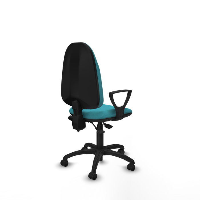 Chaise de bureau Algarra avec mécanisme de contact permanent à double poignée, recouverte de tissu turquoise. Équipée d'une base en polyamide noir, d'accoudoirs fixes et de roulettes autobloquantes.