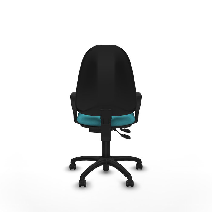 Chaise de bureau Algarra avec mécanisme de contact permanent à double poignée, recouverte de tissu turquoise. Équipée d'une base en polyamide noir, d'accoudoirs fixes et de roulettes autobloquantes.