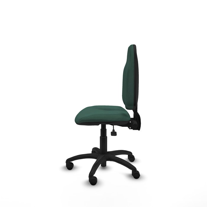 Chaise de bureau Algarra avec mécanisme Asincro, rembourrée de tissu vert bouteille. Équipée d'une base en polyamide noir, sans accoudoirs et de roulettes en nylon de 50 mm.