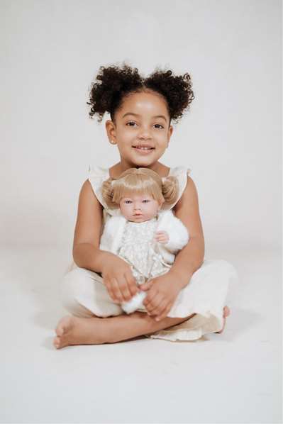 Muñecas Arias Poupée Aria Elegance 40 cm, Beige, Avec Mécanisme de Rire et Cheveux, Fonctionne Avec Piles LR44, À Partir de 3 Ans Muñecas Arias Poupée Aria Elegance 40 cm, Beige, Avec Mécanisme de Rire et Cheveux, Fonctionne Avec Piles LR44, À Partir de 3 Ans