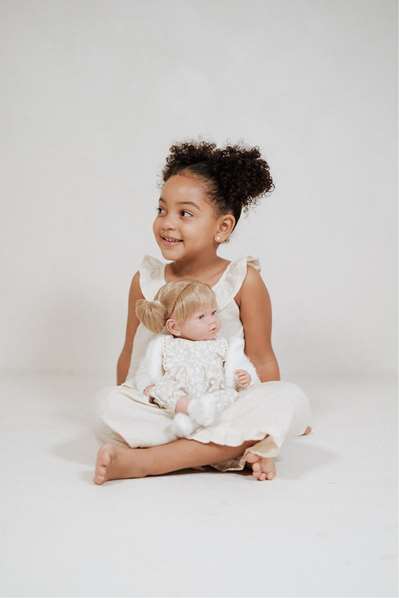 Muñecas Arias Poupée Aria Elegance 40 cm, Beige, Avec Mécanisme de Rire et Cheveux, Fonctionne Avec Piles LR44, À Partir de 3 Ans Muñecas Arias Poupée Aria Elegance 40 cm, Beige, Avec Mécanisme de Rire et Cheveux, Fonctionne Avec Piles LR44, À Partir de 3 Ans