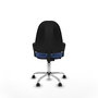 Chaise de bureau Algarra avec mécanisme de contact permanent de base, recouverte de tissu bleu marine. Équipée d'une base chromée, d'accoudoirs fixes et de roulettes pour parquet