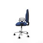 Chaise de bureau Algarra avec mécanisme de contact permanent de base, recouverte de tissu bleu marine. Équipée d'une base chromée, d'accoudoirs fixes et de roulettes pour parquet