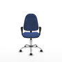 Chaise de bureau Algarra avec mécanisme de contact permanent de base, recouverte de tissu bleu marine. Équipée d'une base chromée, d'accoudoirs fixes et de roulettes pour parquet