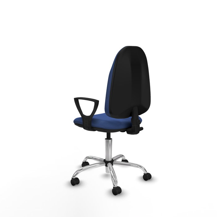 Chaise de bureau Algarra avec mécanisme de contact permanent de base, recouverte de tissu bleu marine. Équipée d'une base chromée, d'accoudoirs fixes et de roulettes pour parquet