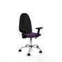 Chaise de bureau Algarra avec mécanisme de contact permanent de base, recouverte de tissu violet. Équipée d'une base chromée, d'accoudoirs 2D et de roulettes pour parquet