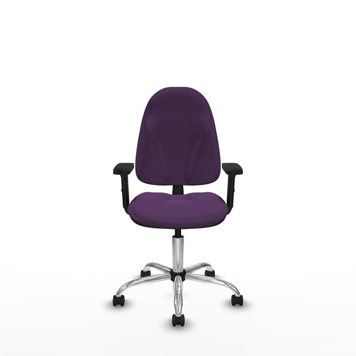 Chaise de bureau Algarra avec mécanisme de contact permanent de base, recouverte de tissu violet. Équipée d'une base chromée, d'accoudoirs 2D et de roulettes pour parquet