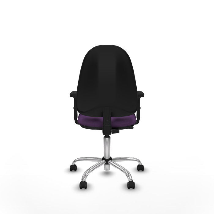 Chaise de bureau Algarra avec mécanisme de contact permanent de base, recouverte de tissu violet. Équipée d'une base chromée, d'accoudoirs 2D et de roulettes pour parquet