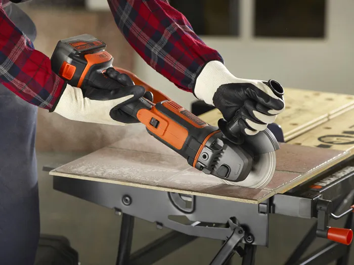 Black+Decker Meuleuse Angulaire Sans Fil BCG720M1-QW 0717691 – Batterie Li-ion 18V 4Ah – Disque 125mm – Autonomie 5h