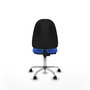 Chaise de bureau Algarra avec mécanisme de contact permanent de base, rembourrée de tissu bleu. Équipée d'une base chromée, sans accoudoirs et de roulettes en nylon de 50 mm.