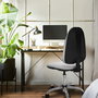 Chaise de bureau Algarra avec mécanisme de contact permanent de base, rembourrée de tissu bleu. Équipée d'une base chromée, sans accoudoirs et de roulettes en nylon de 50 mm.