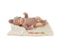 Muñecas Arias - Poupée reborn Greta rose de 40 cm avec une couverture - Pour enfant de 3 ans et plus - Produit en espagnol