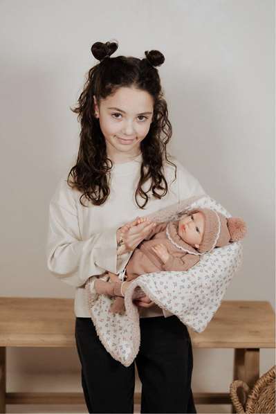 Muñecas Arias - Poupée reborn Greta rose de 40 cm avec une couverture - Pour enfant de 3 ans et plus - Produit en espagnol