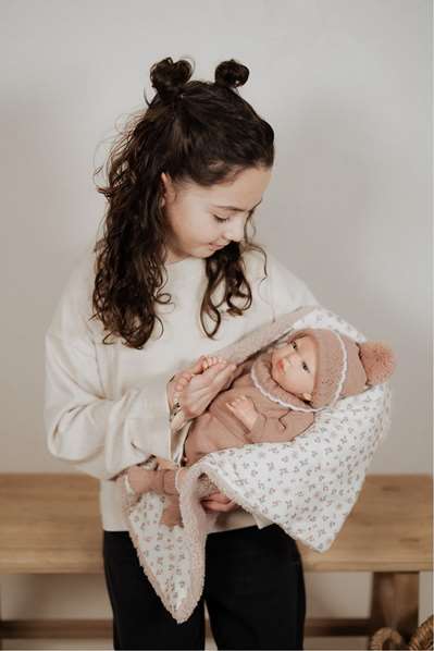Muñecas Arias - Poupée reborn Greta rose de 40 cm avec une couverture - Pour enfant de 3 ans et plus - Produit en espagnol