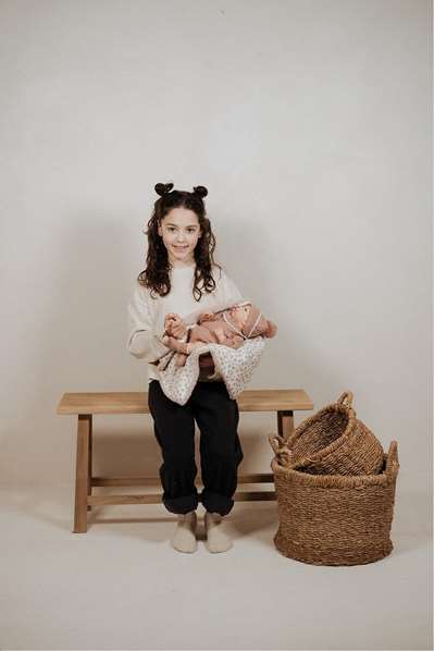 Muñecas Arias - Poupée reborn Greta rose de 40 cm avec une couverture - Pour enfant de 3 ans et plus - Produit en espagnol