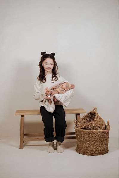 Muñecas Arias - Poupée reborn Greta rose de 40 cm avec une couverture - Pour enfant de 3 ans et plus - Produit en espagnol
