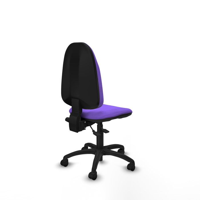 Chaise de bureau Algarra avec mécanisme asynchrone, revêtue de tissu couleur lilas. Équipée d'une base en polyamide noir, sans accoudoirs et de roulettes en nylon de 50 mm.