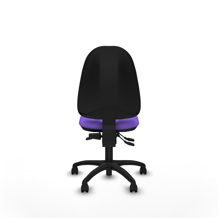 Chaise de bureau Algarra avec mécanisme asynchrone, revêtue de tissu couleur lilas. Équipée d'une base en polyamide noir, sans accoudoirs et de roulettes en nylon de 50 mm.