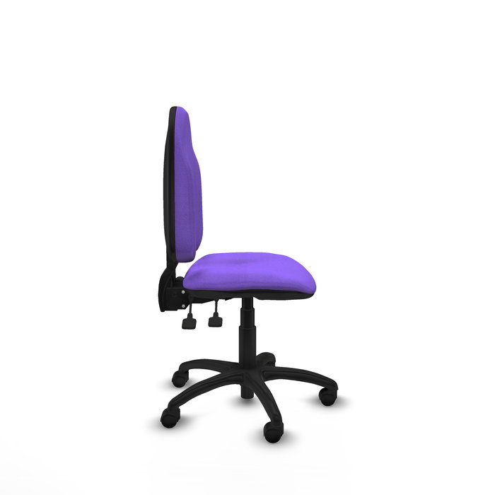 Chaise de bureau Algarra avec mécanisme asynchrone, revêtue de tissu couleur lilas. Équipée d'une base en polyamide noir, sans accoudoirs et de roulettes en nylon de 50 mm.