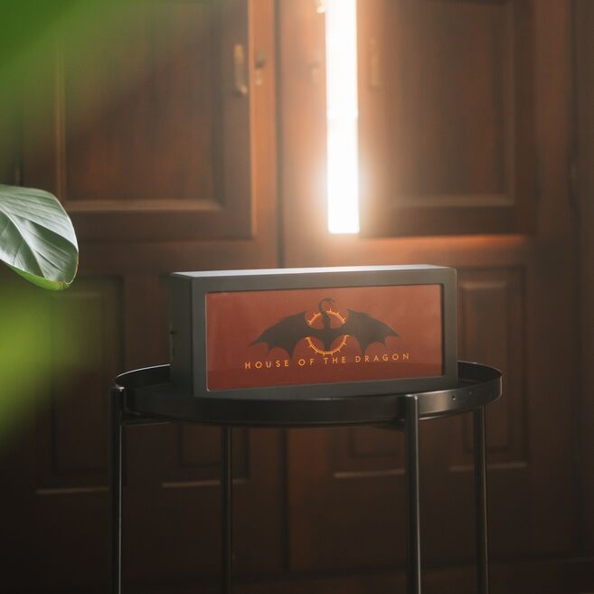 ERIK Lampe à Effet Flammes La Casa del Dragon - Décoration Game of Thrones - 32.5x14.5x7.5 cm - Éclairage Chaleureux à Mouvement - Alimentation USB-C ou 3xAAA