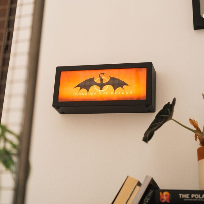 ERIK Lampe à Effet Flammes La Casa del Dragon - Décoration Game of Thrones - 32.5x14.5x7.5 cm - Éclairage Chaleureux à Mouvement - Alimentation USB-C ou 3xAAA