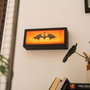 ERIK Lampe à Effet Flammes La Casa del Dragon - Décoration Game of Thrones - 32.5x14.5x7.5 cm - Éclairage Chaleureux à Mouvement - Alimentation USB-C ou 3xAAA
