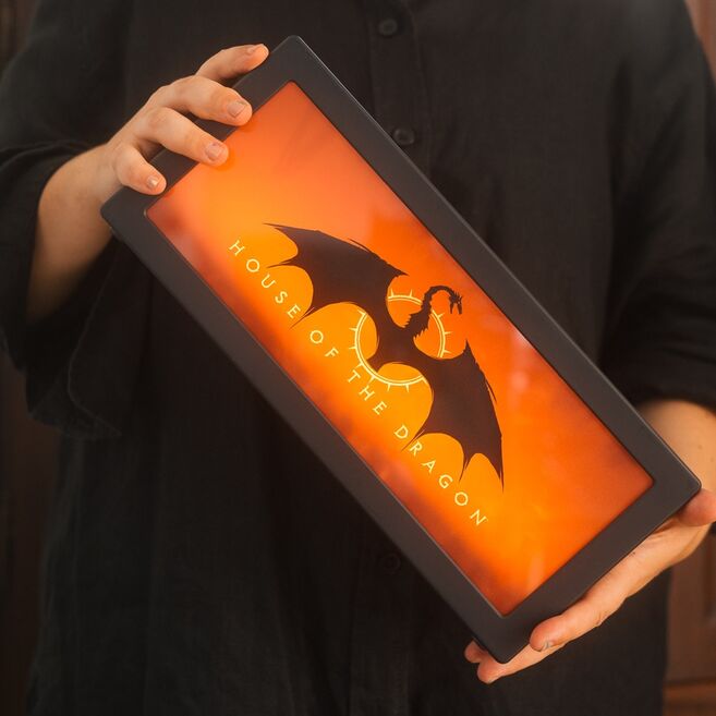 ERIK Lampe à Effet Flammes La Casa del Dragon - Décoration Game of Thrones - 32.5x14.5x7.5 cm - Éclairage Chaleureux à Mouvement - Alimentation USB-C ou 3xAAA