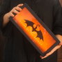 ERIK Lampe à Effet Flammes La Casa del Dragon - Décoration Game of Thrones - 32.5x14.5x7.5 cm - Éclairage Chaleureux à Mouvement - Alimentation USB-C ou 3xAAA