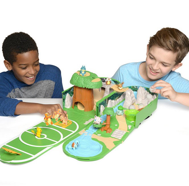 Jazwares Pokemon Playset Monde Pokemon Transformable - Sac à dos avec 6 Zones de Jeu Jazwares Pokemon Playset Monde Pokemon Transformable - Sac à dos avec 6 Zones de Jeu