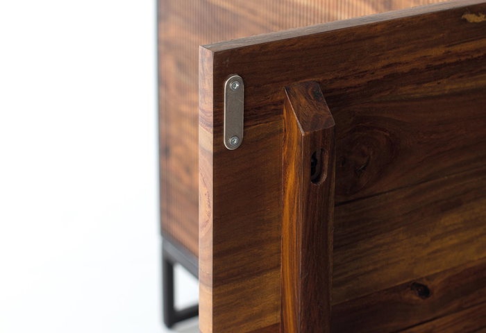 GINER Y COLOMER Buffet 4 portes en bois de palissandre et manguier avec base métal, 170x40x80 cm, couleur marron et noir