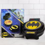 Uncanny Brands Gofrera Batman avec impression du logo sur la gaufre