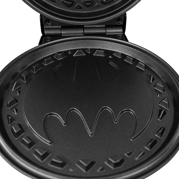 Uncanny Brands Gofrera Batman avec impression du logo sur la gaufre