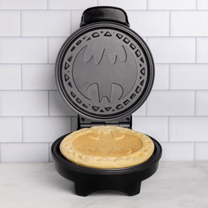 Uncanny Brands Gofrera Batman avec impression du logo sur la gaufre