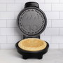 Uncanny Brands Gofrera Batman avec impression du logo sur la gaufre