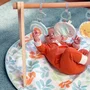 Ingenuity Sun Valley Tapis d'éveil bébé avec arche de jeu en bois pliable, 3 jouets amovibles - Tapis lavable - 0 à 36 mois