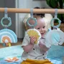 Ingenuity Sun Valley Tapis d'éveil bébé avec arche de jeu en bois pliable, 3 jouets amovibles - Tapis lavable - 0 à 36 mois