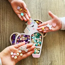 Sycomore - Coffret Créatif de Perles en Bois Licorne - 170 Perles Pastel, 3m de Fil et Sac de Rangement - Pour Enfants dès 4 Ans - Idée Cadeau