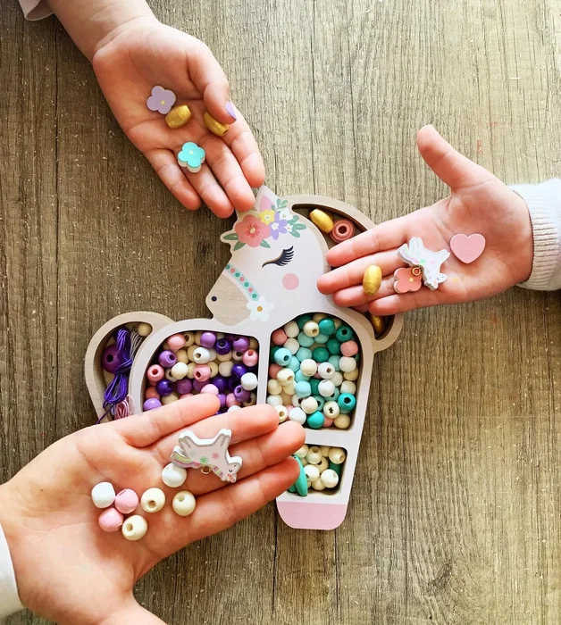 Sycomore - Coffret Créatif de Perles en Bois Licorne - 170 Perles Pastel, 3m de Fil et Sac de Rangement - Pour Enfants dès 4 Ans - Idée Cadeau