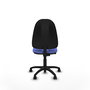 Chaise de bureau Algarra avec mécanisme de contact permanent de base, rembourrée de tissu bleu clair. Équipée d'une base en polyamide noir, sans accoudoirs et de roulettes en nylon de 50 mm.