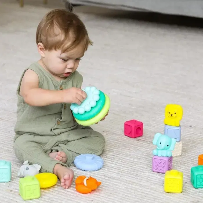 Infantino - Coffret de 20 pièces sensorielles empilables - 315222 - Jouet éducatif bébé 6 mois+ avec blocs, anneaux et personnages