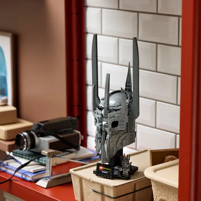Lego Icons 11373 Set pour Adultes : Le Seigneur des Anneaux - Le Casque de Sauron en Brique de Construction à Exposer