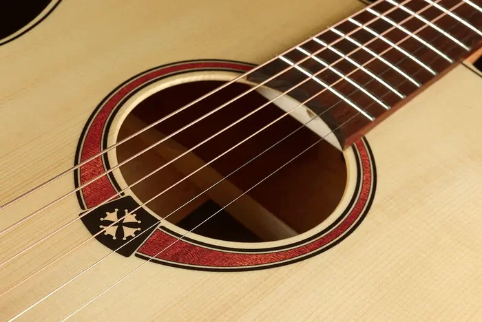LAG Guitare Acoustique Tramontane 70 Auditorium Naturelle Table Épicéa Massif Caque, 650mm, 20 Frettes, Satiné LAG Guitare Acoustique Tramontane 70 Auditorium Naturelle Table Épicéa Massif Caque, 650mm, 20 Frettes, Satiné