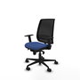 Chaise Alares Synchro 5 positions tissu Bleu foncé Maille Noir Base en nylon noir Accoudoir 1D Sans appui-tête Roulettes 65mm nylon