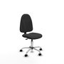 Chaise de bureau Algarra avec mécanisme Contact permanent de base, revêtue de similicuir gris foncé. Équipée d'un piètement chromé, sans accoudoirs et de roulettes en nylon de 50 mm