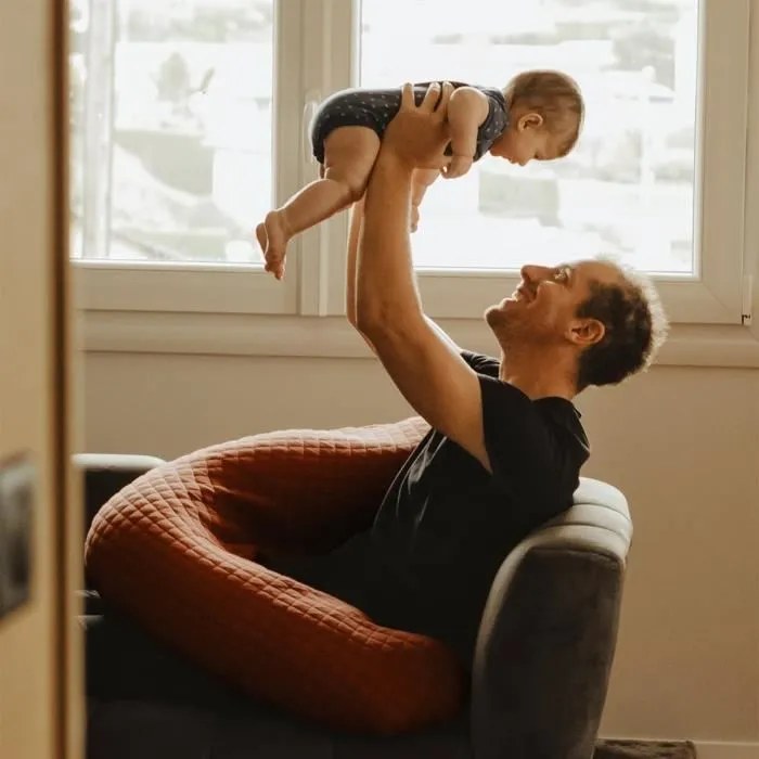 Béaba Coussin de grossesse et d'allaitement Big Flopsy - Textiles certifiés Oeko-Tex - Confortable pour le sommeil côté - Longueur 180 cm - Couleur Brique - Modèle Fleur de Coton