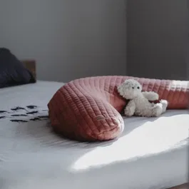 Béaba Coussin de grossesse et d'allaitement Big Flopsy - Textiles certifiés Oeko-Tex - Confortable pour le sommeil côté - Longueur 180 cm - Couleur Brique - Modèle Fleur de Coton