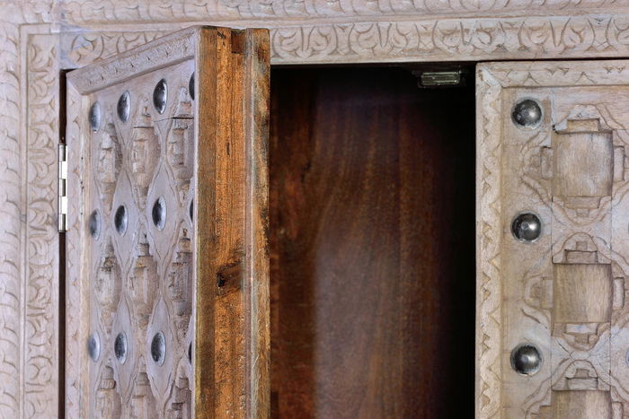 GINER Y COLOMER BAKRA Armoire 2 portes en bois de manguier massif finition blanc lavé - 190 x 97 x 50 cm